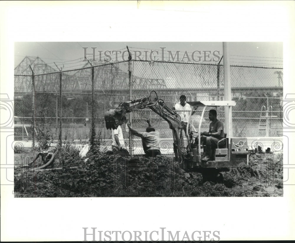 1990 Press Photo Repairs on water main at the pool at Fisher Housing Projects - Historic Images