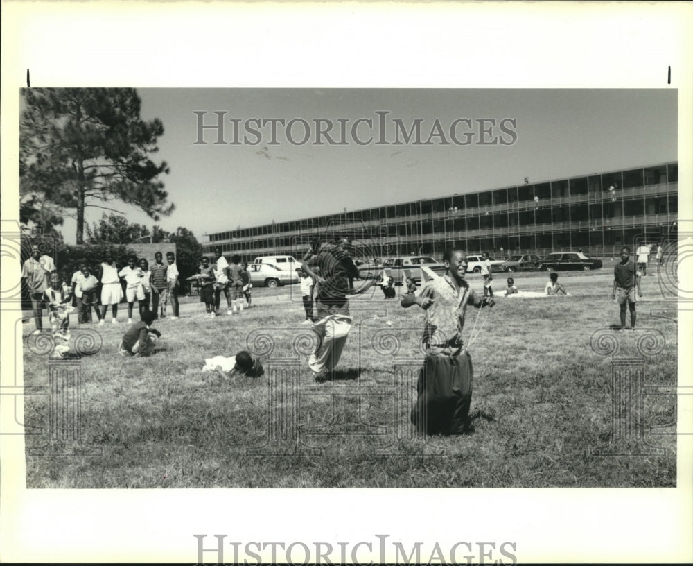 1989 Press Photo Activities at Family day picnic of Fischer Housing Projects - Historic Images