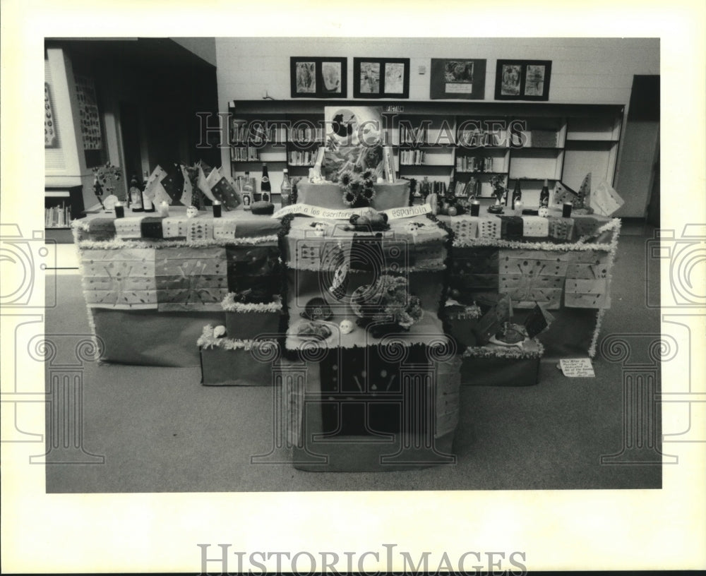 1994 Press Photo Overall of Altar De Muerto&#39;s at Fisk Howard Elementary School - Historic Images