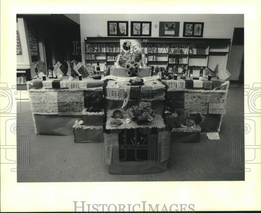 1994 Press Photo Overall of Altar De Muerto's at Fisk Howard Elementary School - Historic Images
