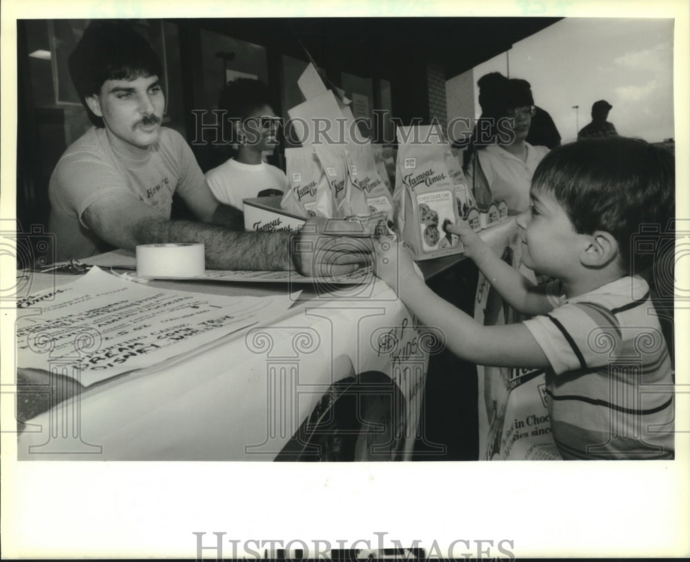 1989 Press Photo Jordan Ricouard buys Famous Amos Cookies-Fisk Howard teacher - Historic Images