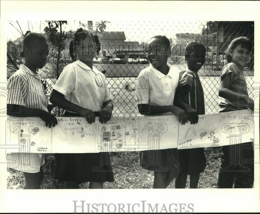 1989 Press Photo Students at Fisk-Howard Elementary School with No Drug posters. - Historic Images