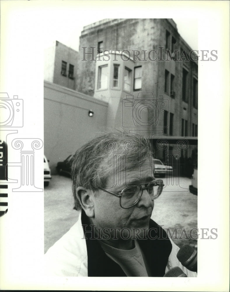 1994 Press Photo Charles Foti, Orleans Criminal Sheriff talking to reporters - Historic Images