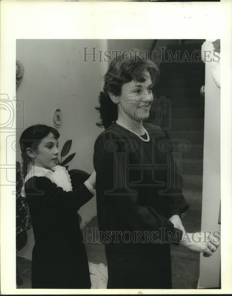 1989 Press Photo Stacie Fouquet helps her mother, Cherie, gets ready - Historic Images