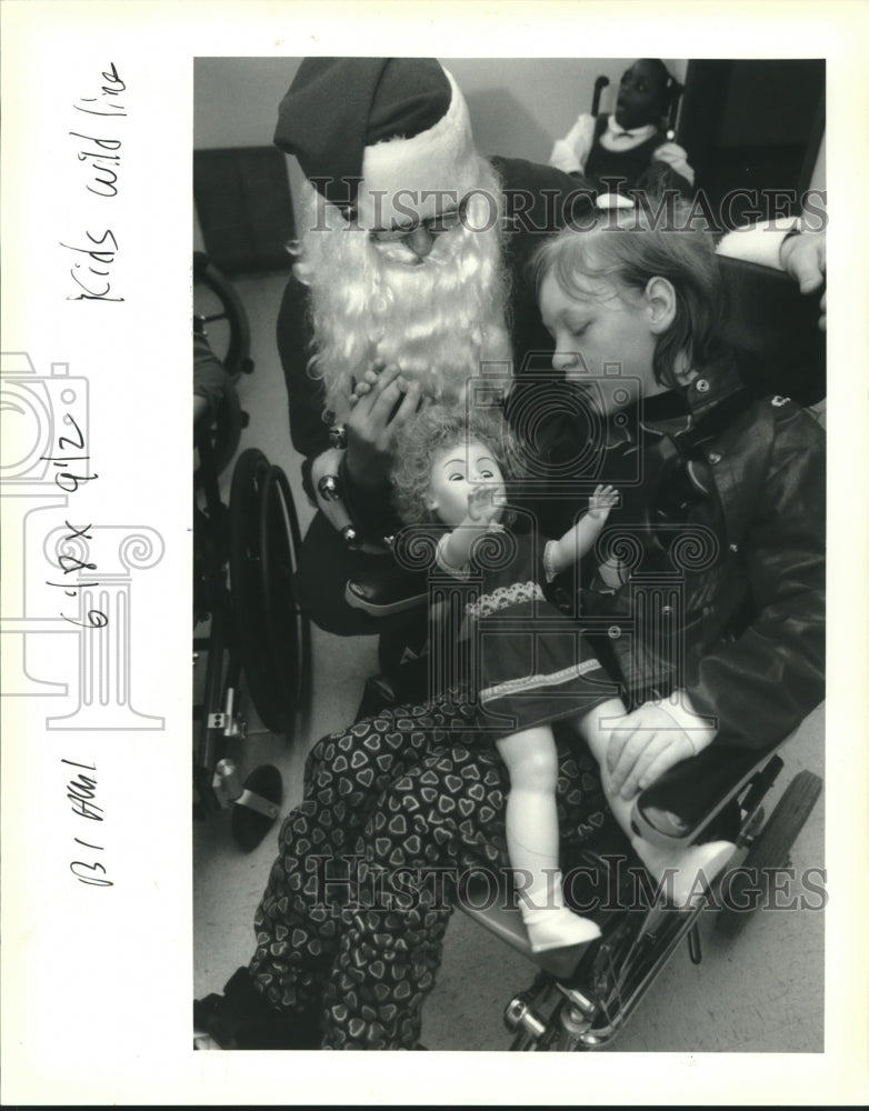 1992 Press Photo Santa shares a moment with Lisa Dobson as she looks at new doll - Historic Images