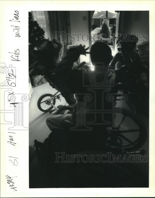 1992 Press Photo Emery Lee waves good-bye to Santa after he passed out presents. - Historic Images