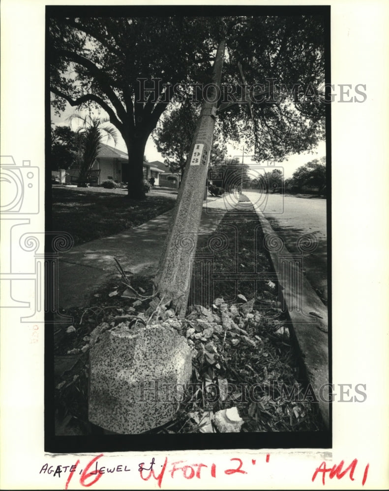 1985 Press Photo Light pole hit by Orleans Parish Sheriff Charles Foti Jr. - Historic Images