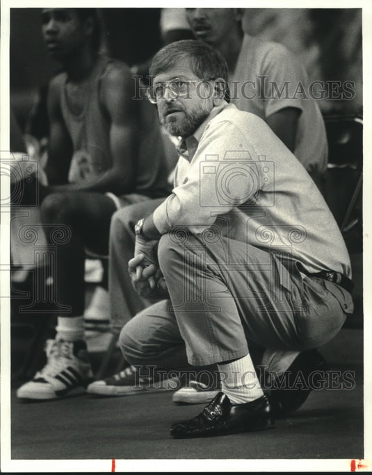 1987 Press Photo Sheriff Charles Foti watches Summer League Basketball. - Historic Images