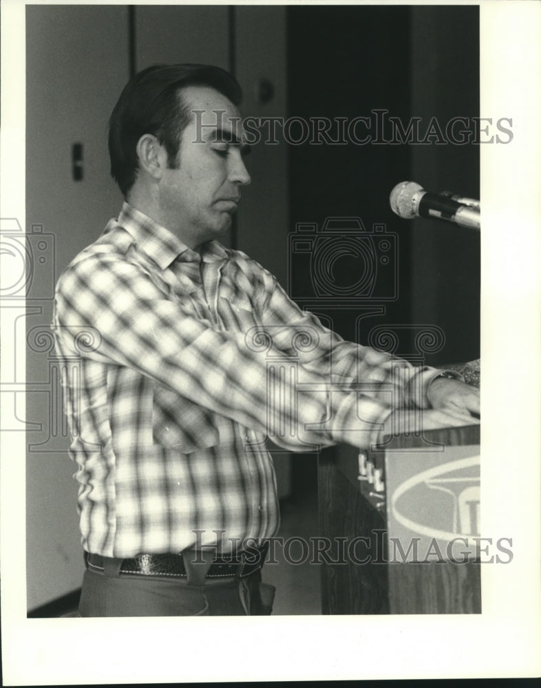 1981 Press Photo William I. Fox, a horse trainer at the podium. - nob11597 - Historic Images