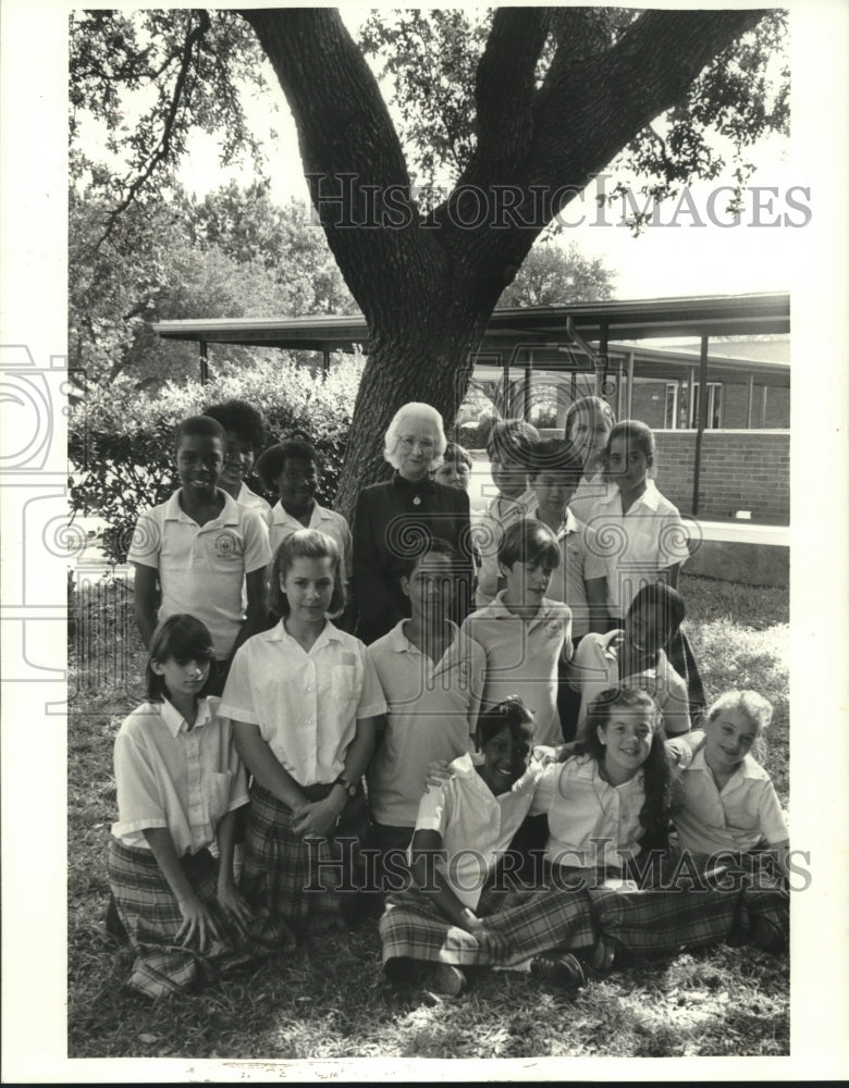 1988 Press Photo Sister Joseph Francis with sons &amp; daughters of her students - Historic Images