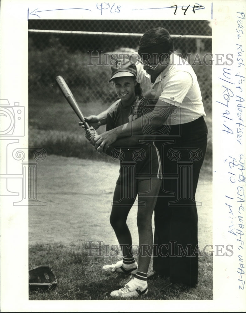 1982 Press Photo Wayne Francingues coaches daughter Stacey batting stance - Historic Images