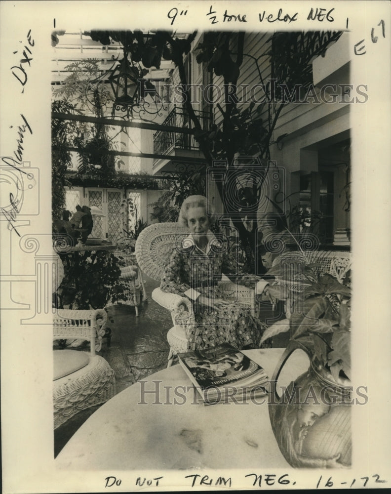 1977 Press Photo Muriel Bultman Francis of Louisiana at home on her patio - Historic Images