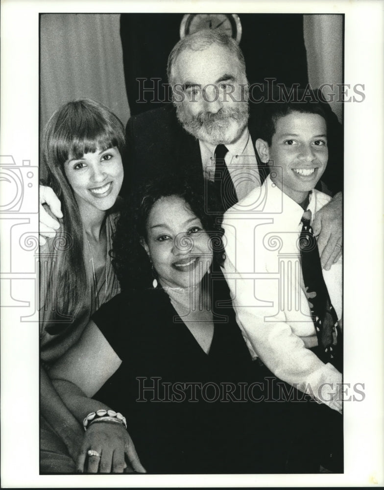 2000 Press Photo Gwendolyn Foxworth and others posing - Historic Images