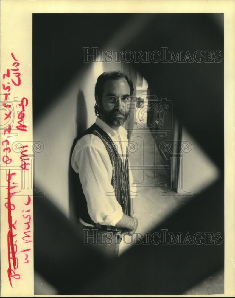 1992 Press Photo Rob Fraboni, record producer in the courtyard of his apartment - Historic Images