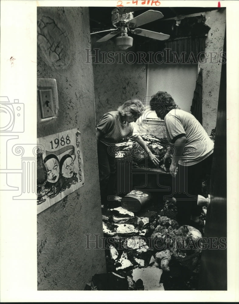 1988 Press Photo Diane Fonseca and Daughter Melissa Sort Through Fire Debris - Historic Images