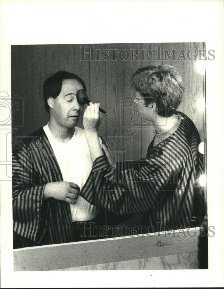 1989 Press Photo Todd Epperly gives Cortez brush-up before &quot;The Dreamer&#39;s Story&quot; - Historic Images