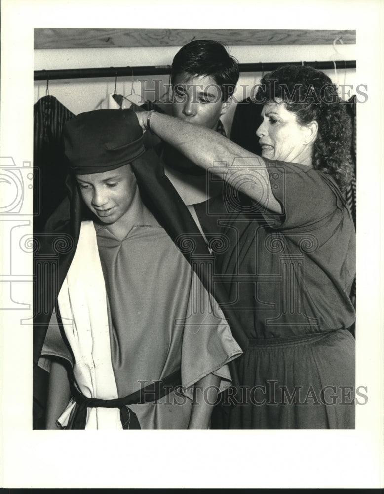 1988 Press Photo First Baptist Church group; Brenda get stuck with pin - Historic Images