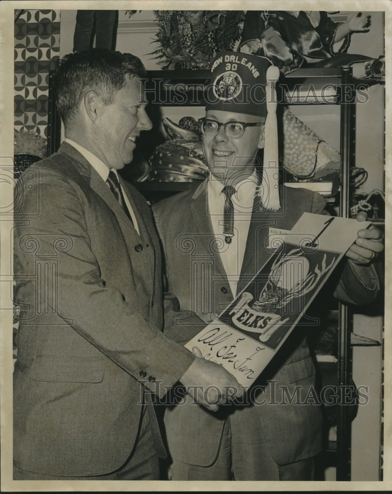 1967 Press Photo Robert Ferguson &amp; Chatellier view Elks Club #1 Float sign.-Historic Images