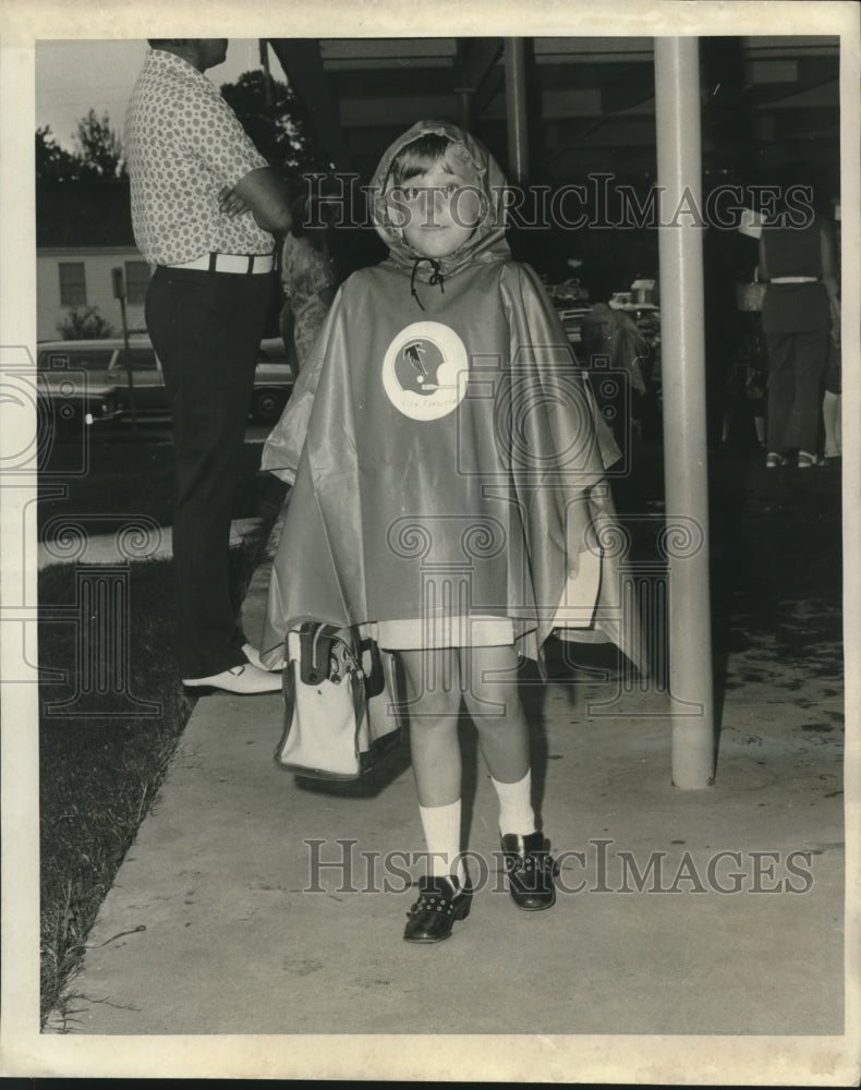 1973 Press Photo Lisa Ferguson readies for the rain at 5800 Street Roch Avenue - Historic Images