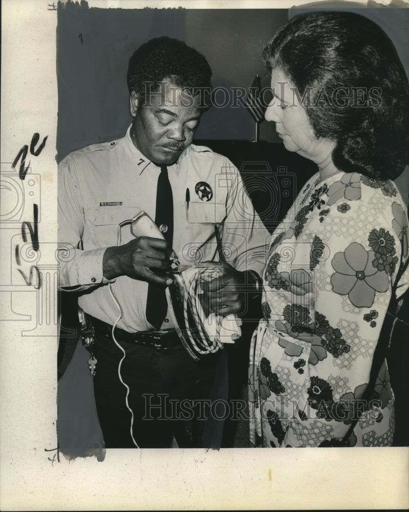 1977 Press Photo Sergeant Bernard Francois shows engraver to Mrs. Grace Ulmer - Historic Images