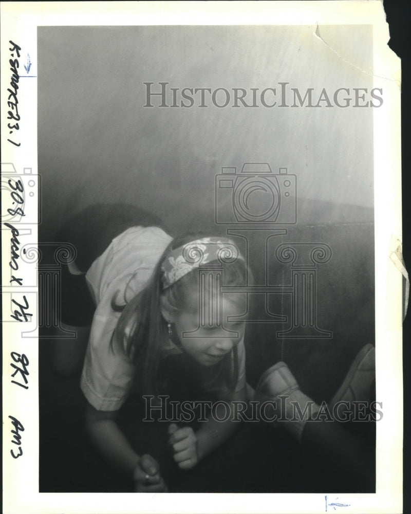 1992 Press Photo Jamie Fortenberry crawls on floor of smoke filled Safe House. - Historic Images