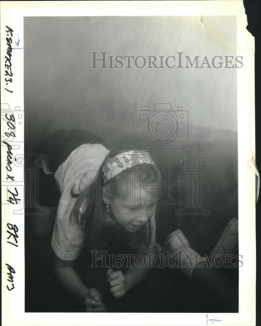 1992 Press Photo Jamie Fortenberry crawls on floor of smoke filled Safe House. - Historic Images