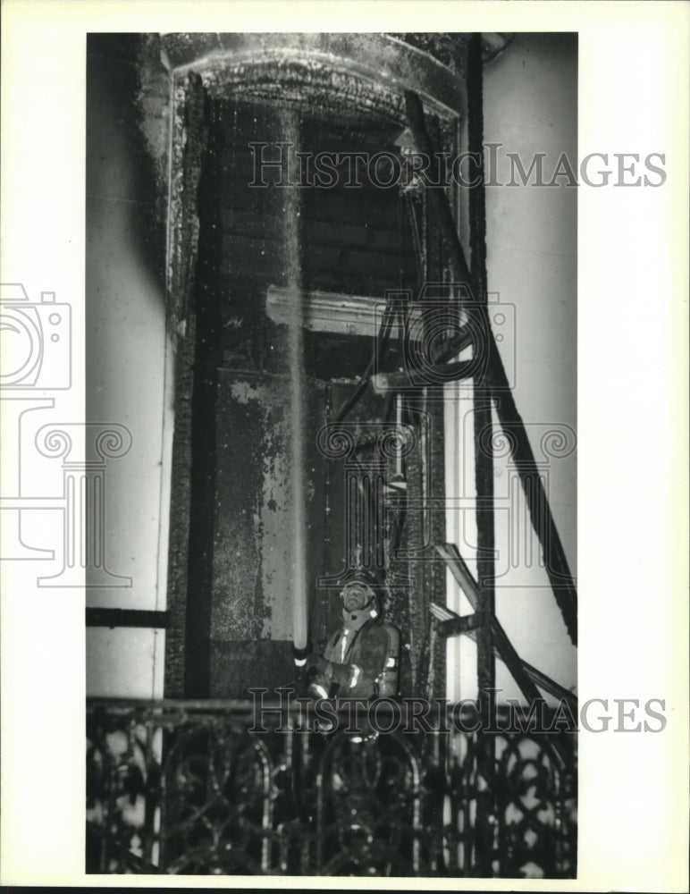 1992 Press Photo Three alarm fire damaged home at 2103-05 Baronne Street - Historic Images