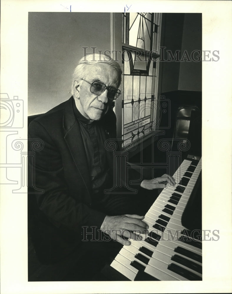 1987 Press Photo Father Adrian Figueroa at the new organ in our Lady of Lourdes - Historic Images