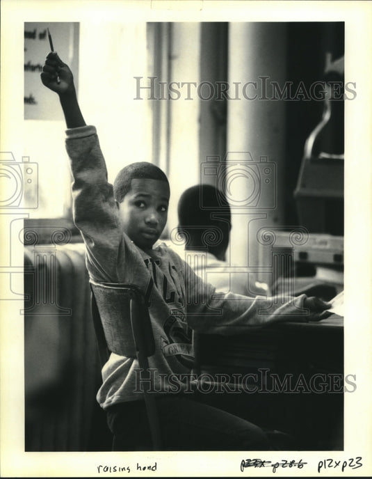 1992 Press Photo Jonquil Allen raises his hand to answer teacher's question - Historic Images