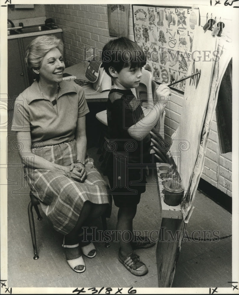 1978 Press Photo Mrs. Albert Fox watches artistic work of grandson, Andrew. - Historic Images