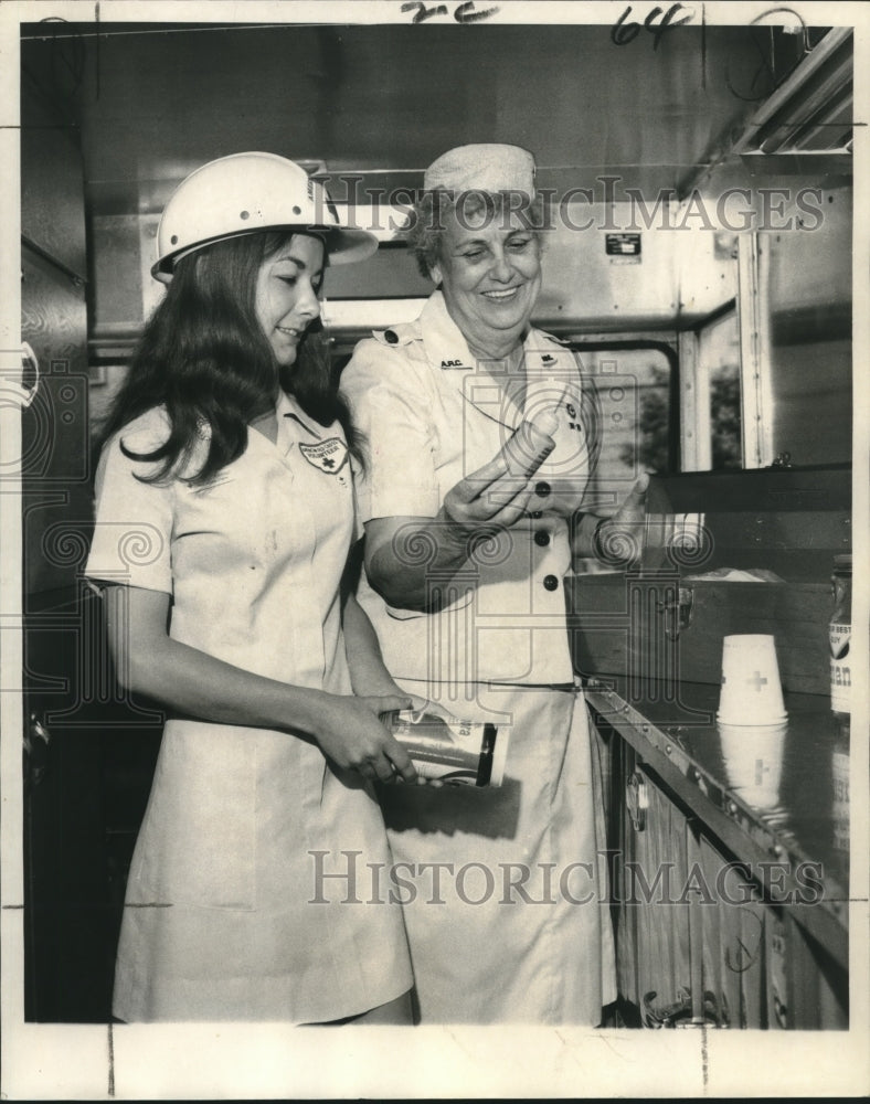 1971 Press Photo Red Cross volunteers check supplies at disaster canteen unit - Historic Images