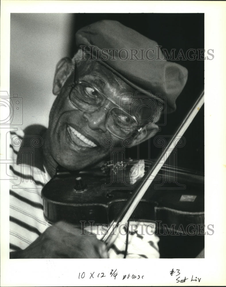 1992 Press Photo Conray Fontenot playing for Dewey - Historic Images