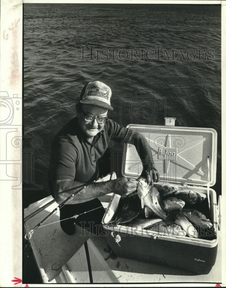 1987 Press Photo L.J. Fontenelle shown with the fish he caught - nob11862 - Historic Images