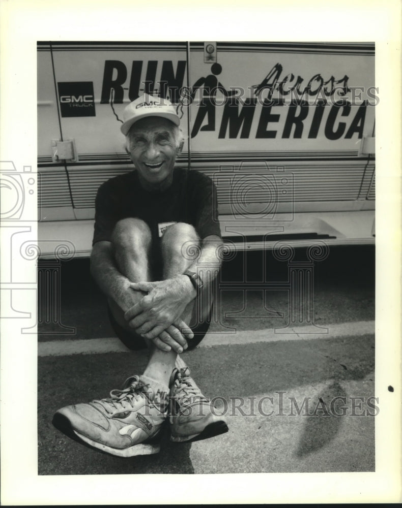 1988 Press Photo Sam Freeman, marathon runner rests at New Orleans stopover - Historic Images