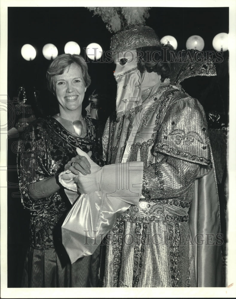 1988 Press Photo Sandra Freeman and masker, as captain at Atlanteans Ball - Historic Images