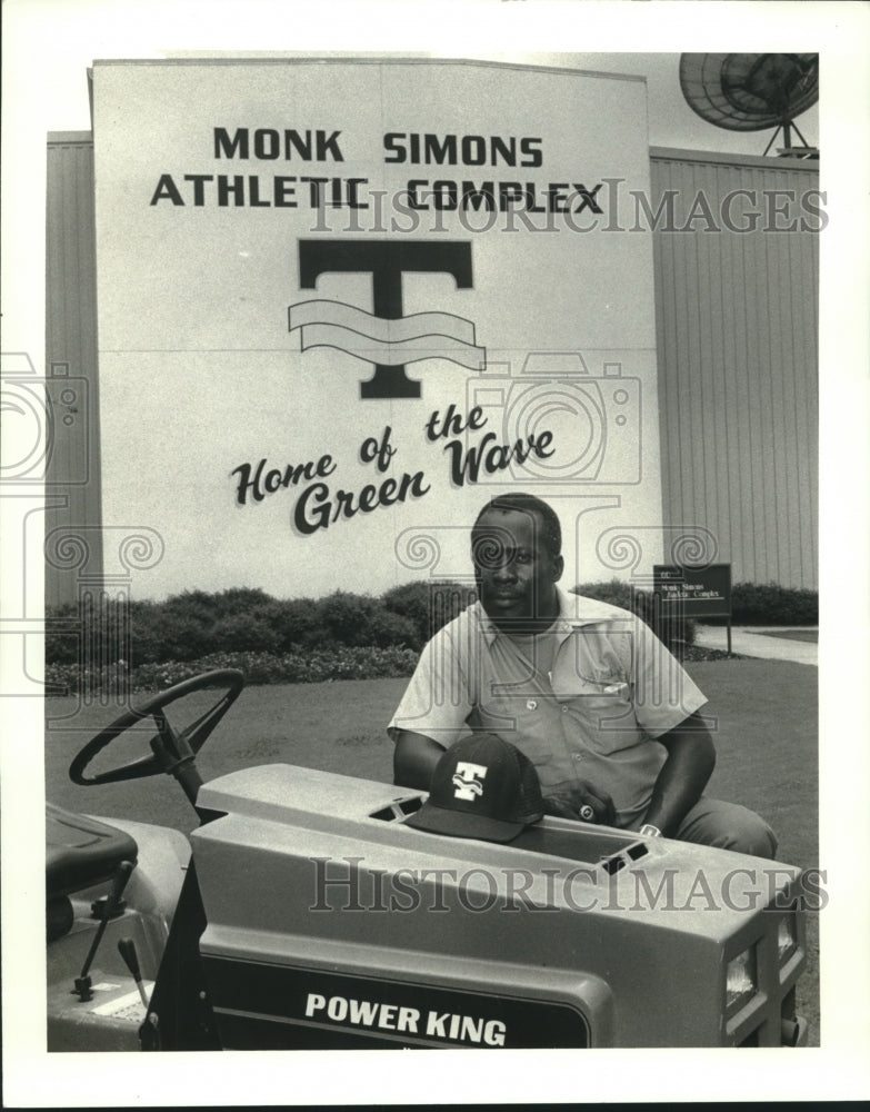 1987 Press Photo Horace Freeman, grounds keeper of Tulane&#39;s Monk Simons Complex - Historic Images