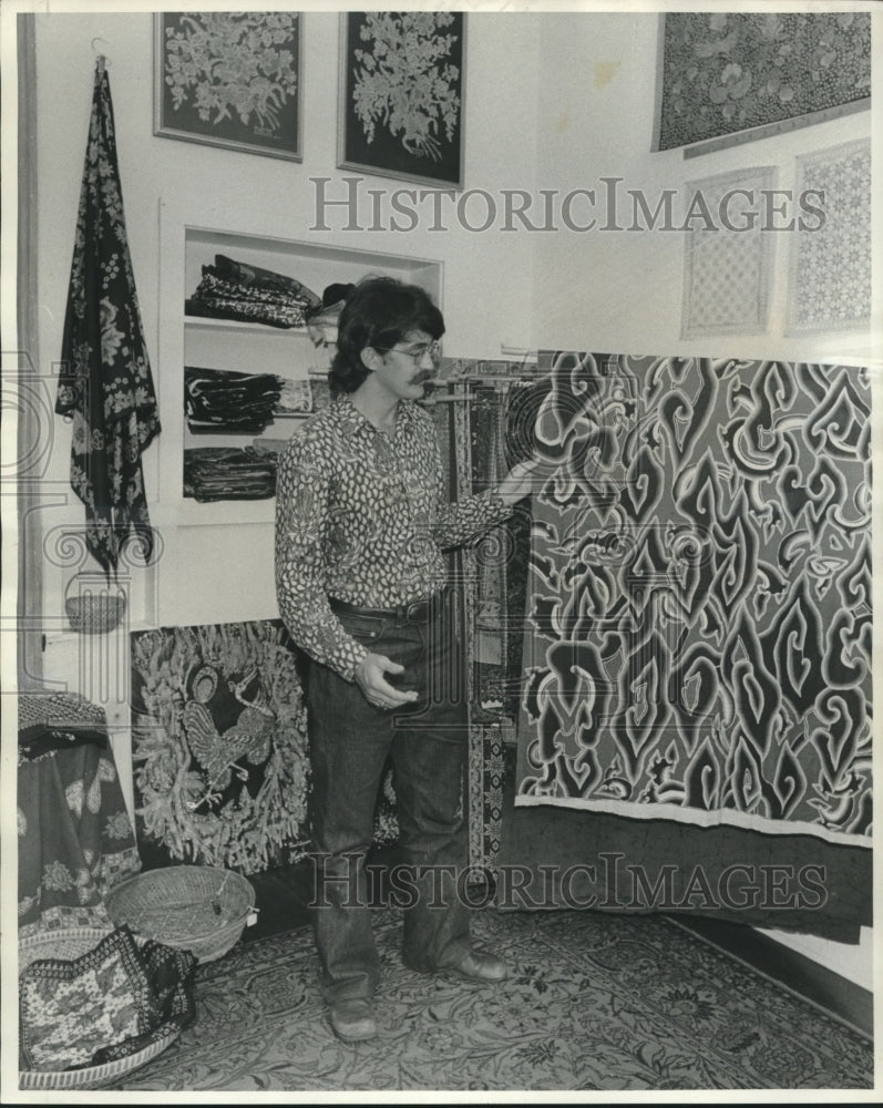 1976 Press Photo Douglas Freeman of Primissima Shop displays sample of &quot;Batik.&quot; - Historic Images