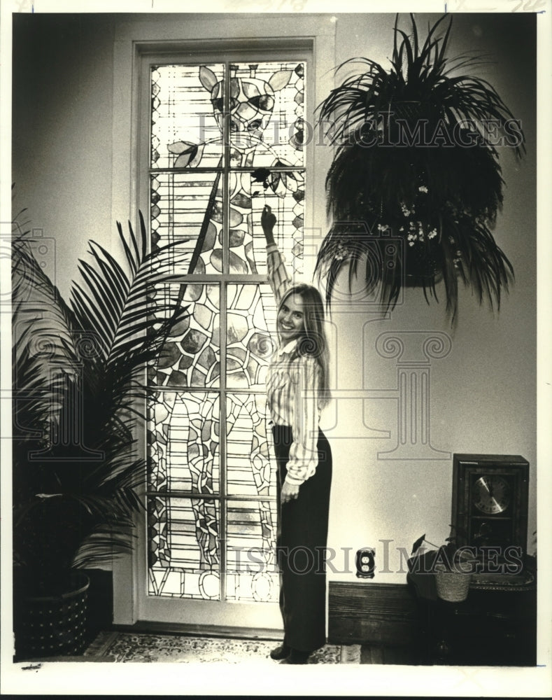 1980 Press Photo Susan Fredriksen and her Giraffe window &#39;Victor&#39; - nob11922 - Historic Images