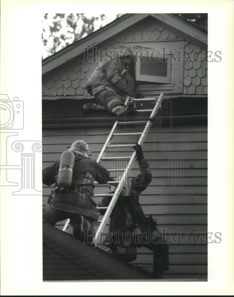 1993 Press Photo Firemen climb to attic window of home to vent the fire - Historic Images