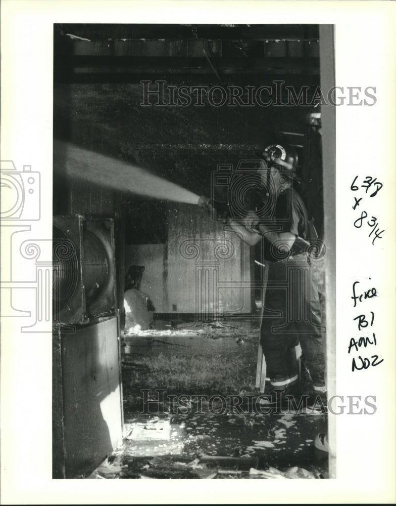 1993 Press Photo Robert McCoy sprays water on hot spots of a home - nob11979 - Historic Images