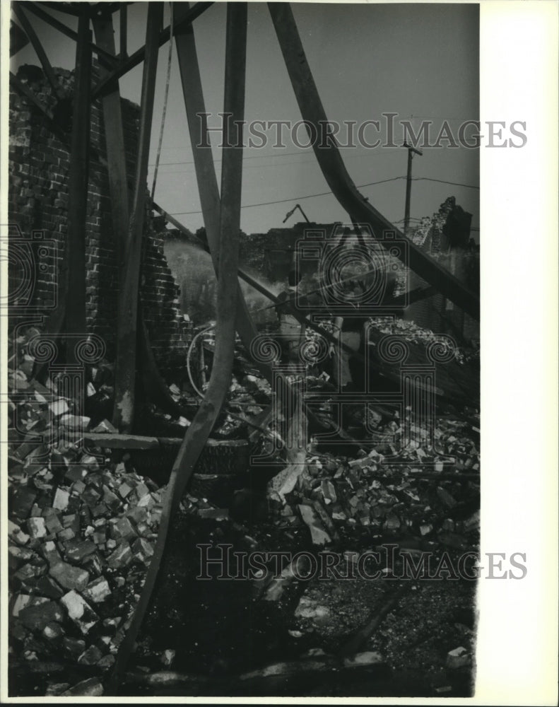 1993 Press Photo New Orleans firemen hose down hot spots of warehouse fire - Historic Images