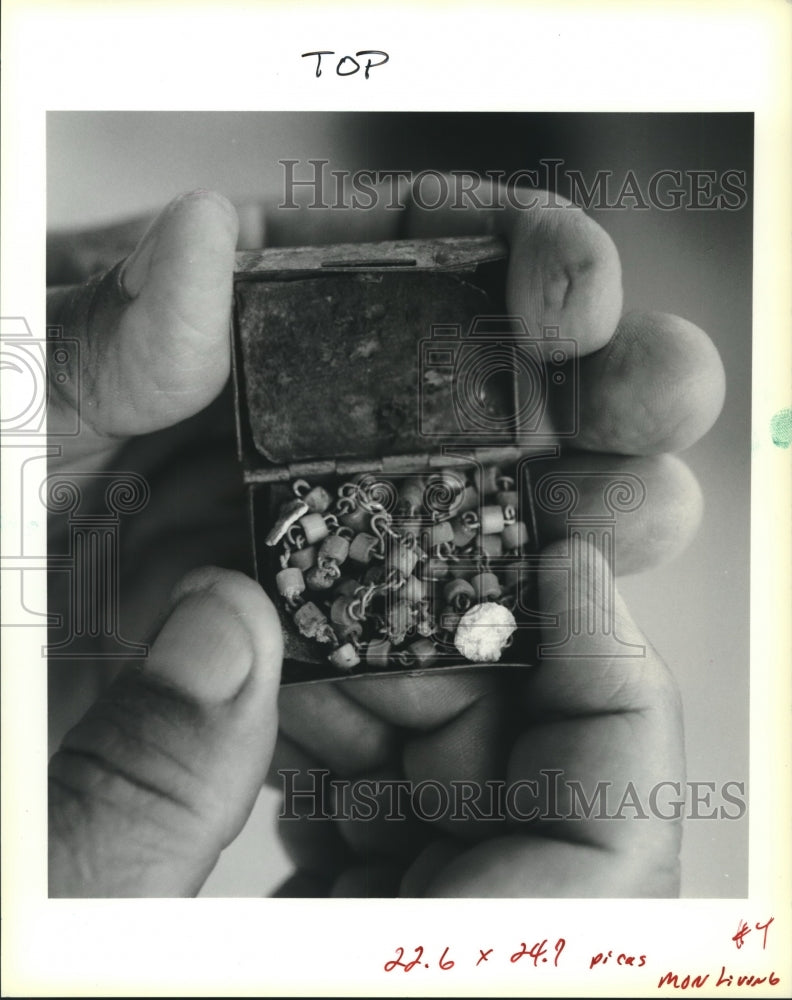 1990 Press Photo Metal Detector Finazzo holds tiny rosary just as he dug it up - Historic Images