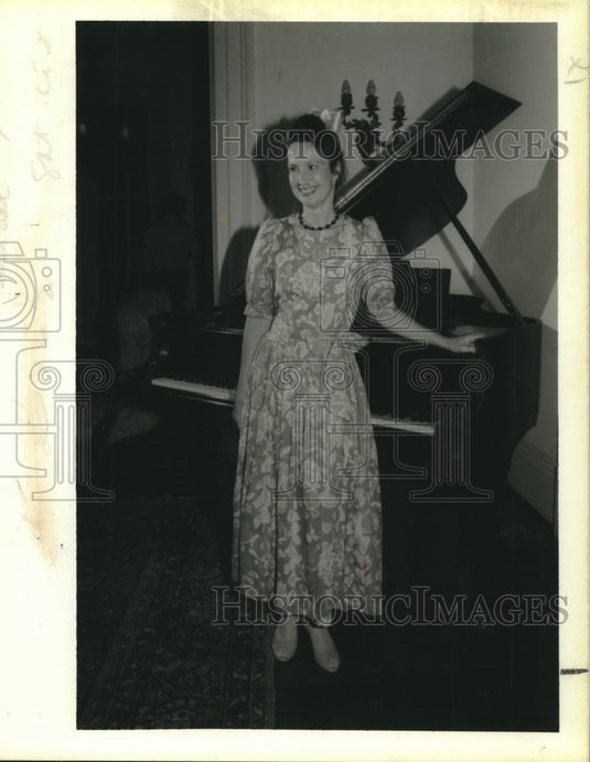 1988 Press Photo Susan Filson at a party she hosted for visiting French students - Historic Images