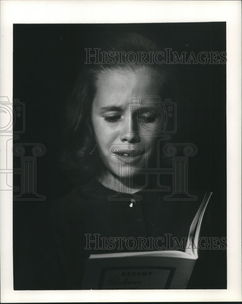 1963 Press Photo Lynn Rose Fillengane reading for a play. - nob11999-Historic Images