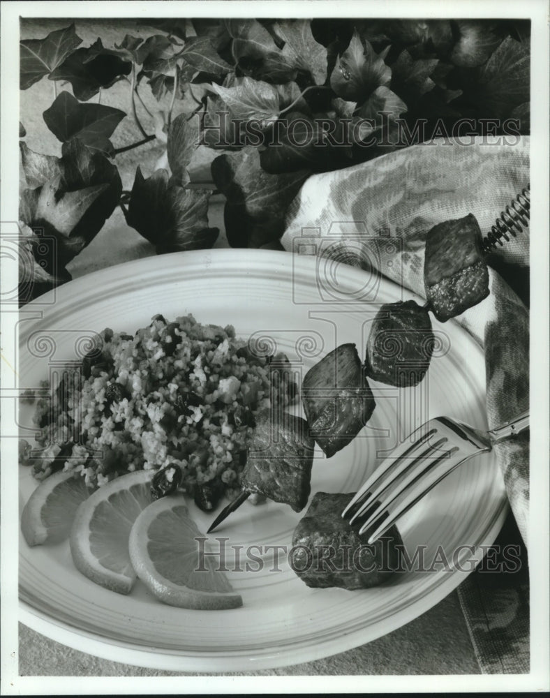 1990 Press Photo Beef kabobs with refreshing orange slices. - nob12014 - Historic Images