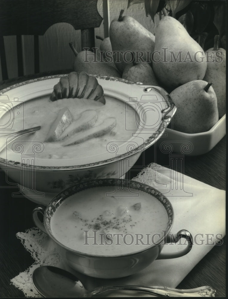 1984 Press Photo California Bartlett pears in cool pear vichyssoise. - nob12015 - Historic Images