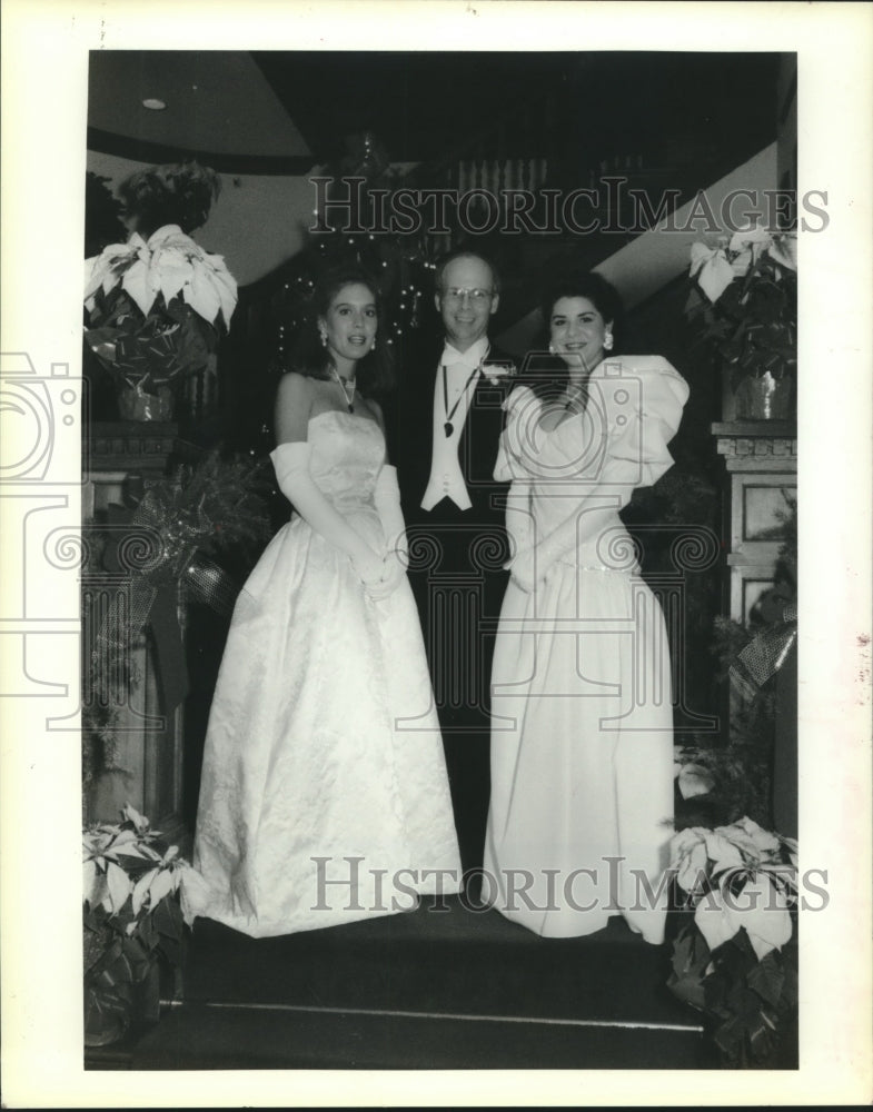 1990 Press Photo Charles Mackie with his two nieces Nairne Frazar &amp; Cody Riess. - Historic Images