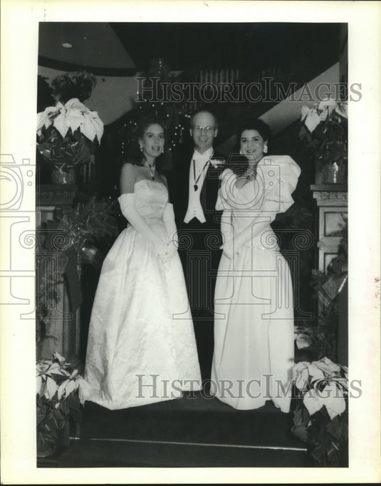 1990 Press Photo Charles Mackie with his two nieces Nairne Frazar & Cody Riess. - Historic Images