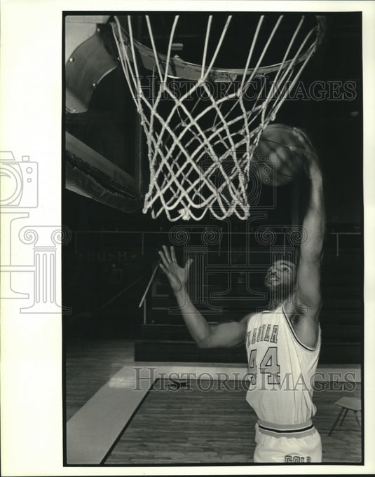1985 Press Photo Dana Frazier, basketball at Xavier Gym - nob12051 - Historic Images