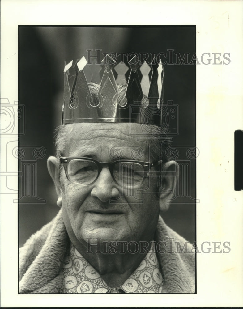 1981 Press Photo Alfred Frayle crowned &quot;King of his bus&quot; at Plaquemines Festival - Historic Images